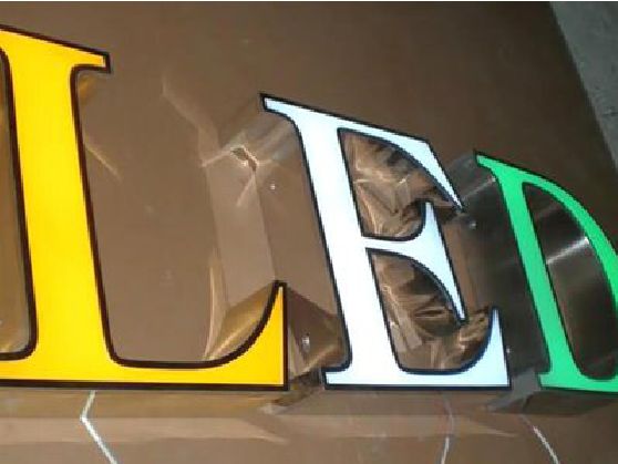 江山介绍LED招牌的基础知识。